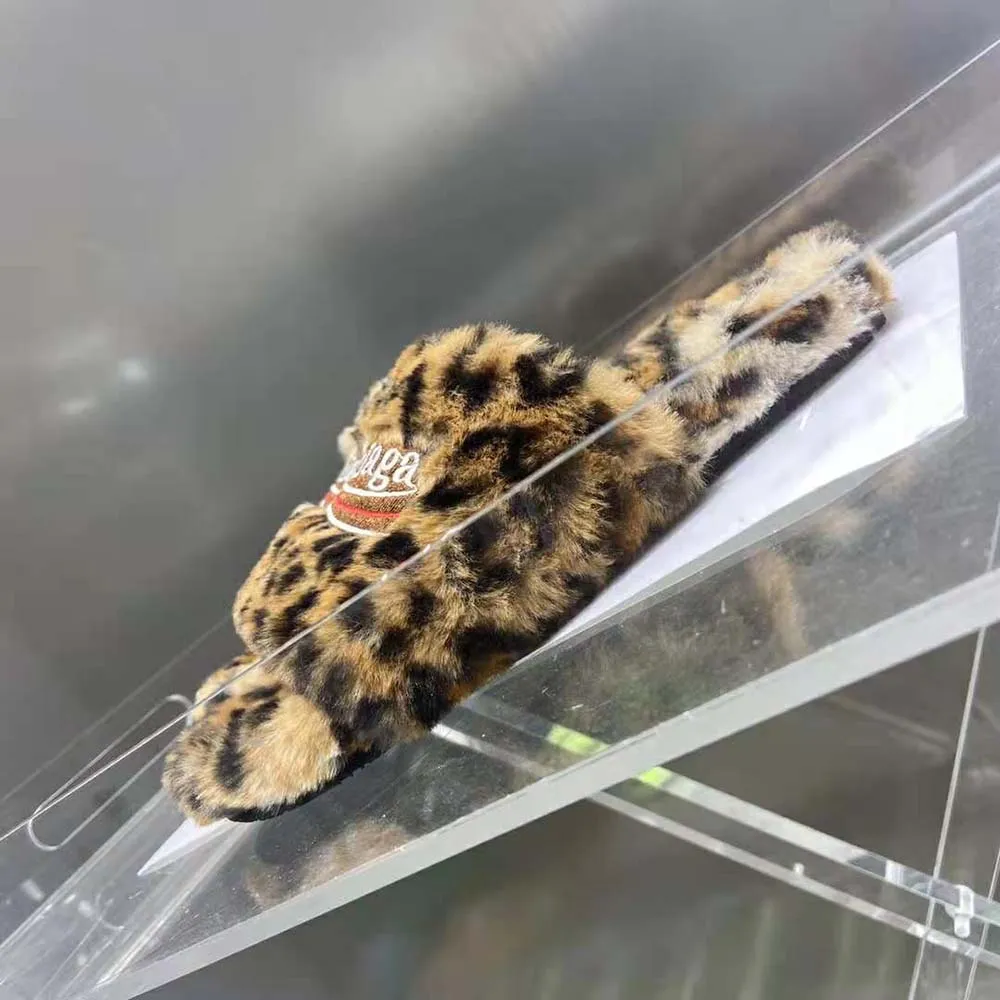 Balenciaga Sandalia Furry Slide para mujer en piel sintética con estampado de leopardo marrón y negro
