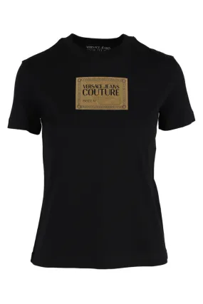 Camiseta negra con logo dorado en el centro