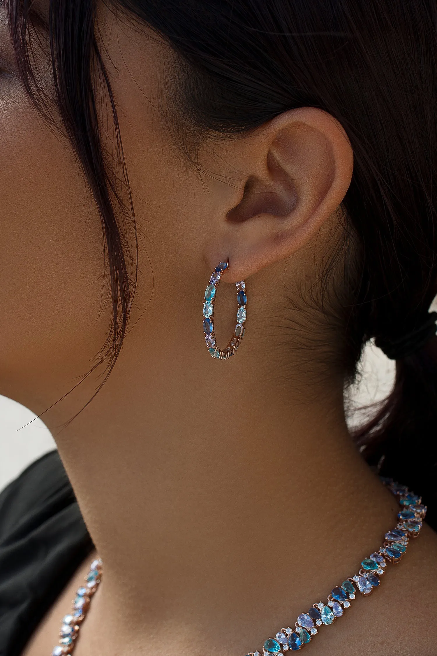 Pendientes aros con piedras de talla oval en tonos azules