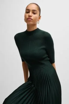 Vestido de manga recortada con falda plisada