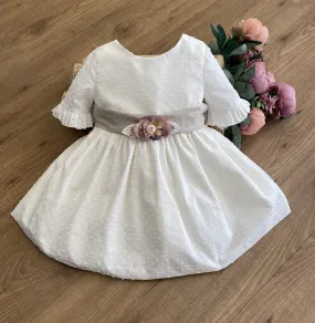 Vestido para arras de plumeti crudo con lazo de lino arena.